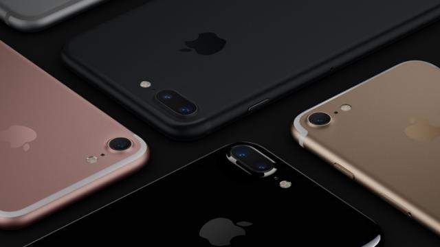 <b>Apple înregistrează de 4x mai multe precomenzi pentru noul iPhone 7 comparativ cu cererea pentru 6s; iDevice-urile se anunță a fi un hit!</b>Pe data de 9 septembrie, la doar două zile de la anunțul oficial, Apple a dat startul programului de precomandă pentru noile modele iPhone 7 și iPhone 7 Plus - handset-uri care se anunță a fi un adevărat hit pe piață. Aflăm astăzi faptul că în cele câteva