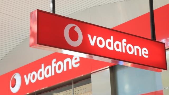 <b>Protecţia Consumatorului a pierdut procesul cu Vodafone pe tema majorării tarifelor pentru abonamente</b>Autoritatea Naţională Pentru Protecţia Consumatorului a pierdut procesul cu Vodafone România în dosarul suspendării unui ordin al instituției. Era vorba despre majorarea tarifelor abonamentelor cu 1 euro