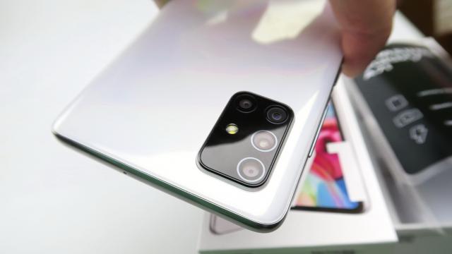 <b>Samsung Galaxy A71 Review în Română</b>După ce am testat Samsung Galaxy A51 şi aţi aflat ce avantaje are urmaşul celui mai dorit telefon midrange din 2019, acum ne oprim asupra fratelui său mai mare, Samsung Galaxy A71. Acesta a debutat în ianuarie 2020, ca şi A51 şi vine cu o diagonală de 6.7