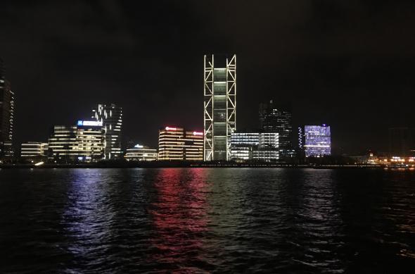 Seara am avut ocazia să mergem cu barca pe râul Huangpu, cel care separă Shanghai-ul în două: city-24.jpg
