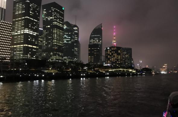 Seara am avut ocazia să mergem cu barca pe râul Huangpu, cel care separă Shanghai-ul în două: city-22.jpg