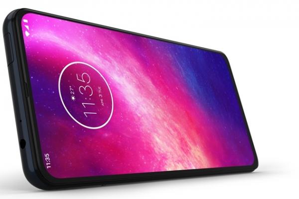 Motorola One Hyper devine oficial: primul telefon Moto cu cameră selfie pop up, senzor de 64 MP în spate, încărcare foarte rapidă