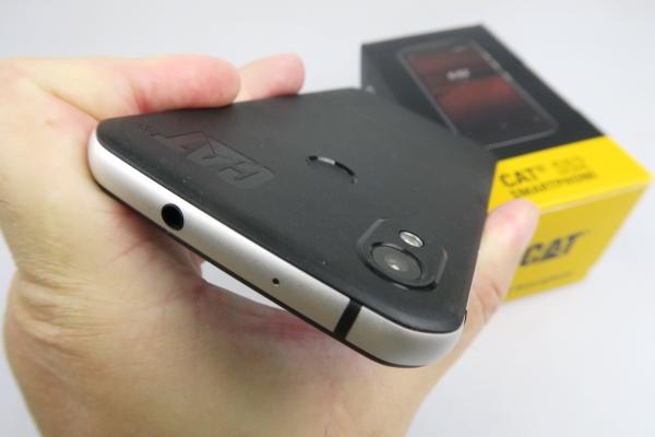 CAT S52 Unboxing: scoatem din cutie telefonul de băieţi finuţi între drujbişti (Video)