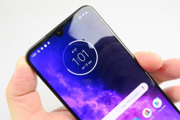 Motorola One Zoom: Display peste medie de bun, un Super AMOLED cu rezoluție de 2340 x 1080 pixeli și diagonală de 6.39 inch, luminos