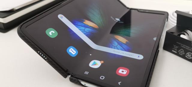 Samsung Galaxy Fold Review în Română; Telefonul pliabil care a renăscut după ce unii i-au pus deja cruce