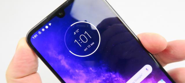 Motorola One Zoom: Display peste medie de bun, un Super AMOLED cu rezoluție de 2340 x 1080 pixeli și diagonală de 6.39 inch, luminos