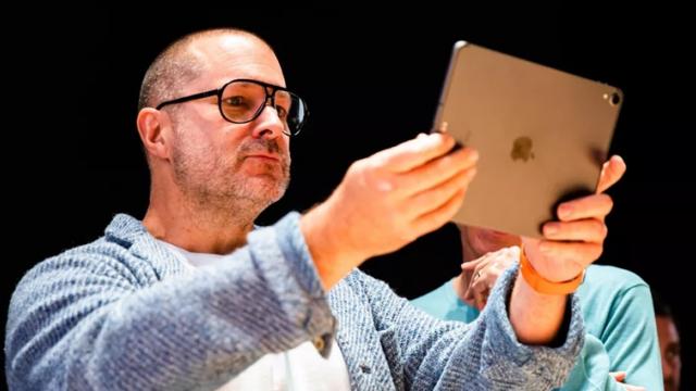 <b>Jony Ive a avut ultima zi la Apple, dispare din organigramă încheind o eră de design inspirat</b>În această vară am avut un breaking news uriaş, care spunea că Jony Ive pleacă de la Apple. Legendarul designer de produs ar fi fost nemulţumit de lipsa de interes a lui Tim Cook şi vrea provocări noi. Azi aflăm că