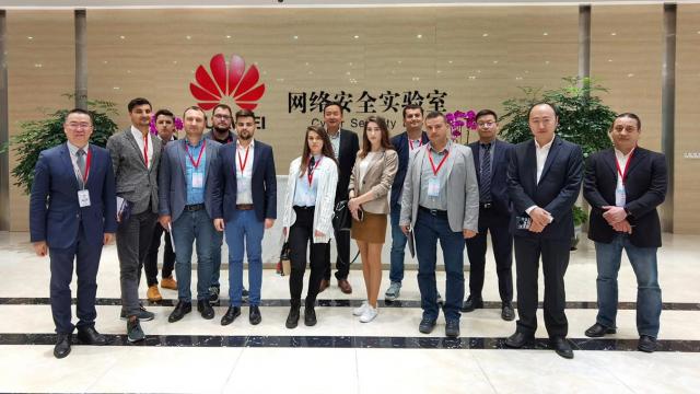 <b>Cum e Huawei la ea acasă, China văzută din interior; Perspective, obstacole și tehnologie ce se transferă greu în Europa</b>Shenzhen este un oraș care în 1953 a fost un mic sat pescăresc și care în mai puțin de 50 de ani a devenit unul dintre cele mai puternice centre economice și tehnologice din Asia și nu numai. Este situat lângă granița cu Hong Kong și arată ca un Lego..