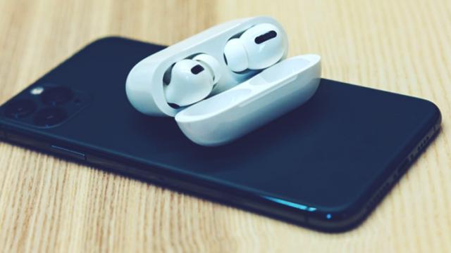 <b>Apple plănuiește să ofere căștile wireless AirPods în cutia lui iPhone 12 Pro; Iată motivul acestei alegeri neașteptate</b>Vestea săptămânii cu siguranță este aceea că Apple are în plan să ofere căști wireless AirPods în cutia lui iPhone 12, de "vină" fiind competiția acerbă de pe piața smartphone care iată îi obligă pe americani să pulseze 