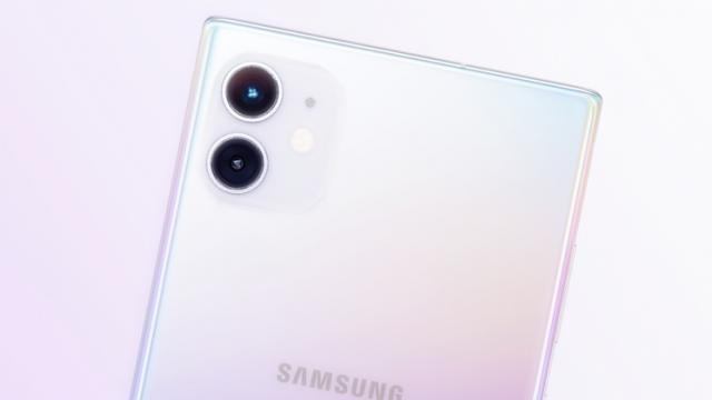 <b>Samsung ar putea aduce o cameră pătrată à la iPhone 11 pe phablet-ul Galaxy Note 10 Lite</b>Dacă dimineață descopeream primele randări pentru Samsung Galaxy S10 Lite, iată că acum aflăm și câte ceva despre design-ul pregătit pentru celălalt telefon Lite din portofoliul sud-coreenilor