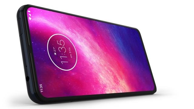 <b>Motorola One Hyper devine oficial: primul telefon Moto cu cameră selfie pop up, senzor de 64 MP în spate, încărcare foarte rapidă</b>Motorola a lansat probabil ultimul său telefon din 2019 şi poate cel mai interesant model din seria One. E vorba despre Motorola One Hyper care aduce câteva premiere: primul telefon Motorola cu cameră de 64 MP 