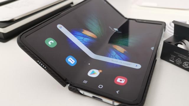 <b>Samsung Galaxy Fold Review în Română; Telefonul pliabil care a renăscut după ce unii i-au pus deja cruce</b>Samsung a "furat startul" în zona telefoanelor pliabile, cu un prototip prezentat în noiembrie 2018 şi un Galaxy Fold anunţat în februarie 2019. Când eşti pionier, când eşti primul la orice îţi asumi un risc şi Samsung era conştientă de asta. Produsul tre