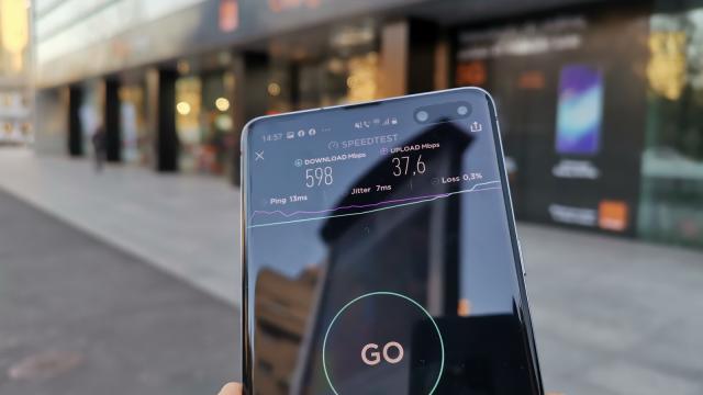 <b>Mobicast #289: Am testat 5G la Orange, Galaxy Fold, Number Share şi am fost la noul magazin Xiaomi/GBR Tronics</b>O săptămână se încheie şi alta începe, cu o retrospectivă foarte stufoasă. A fost o săptămână plină, atipică pentru decembrie. Am avut Samsung Galaxy Fold în teste şi lansat în România, dar am şi testat reţeaua 5G a celor 