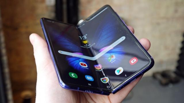 <b>[UPDATE 14-12-2019, cifrele sunt infirmate] - Samsung afirmă că a vândut peste 1 milion de pliabile Galaxy Fold și are planuri mari pentru anul viitor în acest segment</b>Deși smartphone-urile pliabile sunt încă la început și am avut exemple de ce poate merge rău atunci când lansările de asemenea terminale sunt grăbite, avem și dezvăluiri potrivit cărora pliabilele reușesc să se vândă