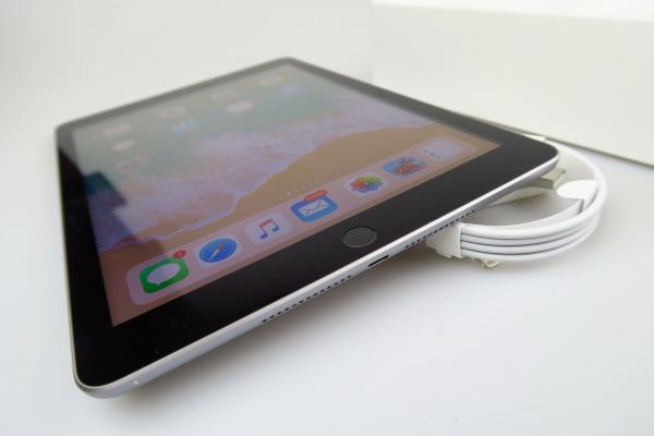 Apple iPad 9.7 (2018): Baterie care livrează fix ce scrie pe cutie