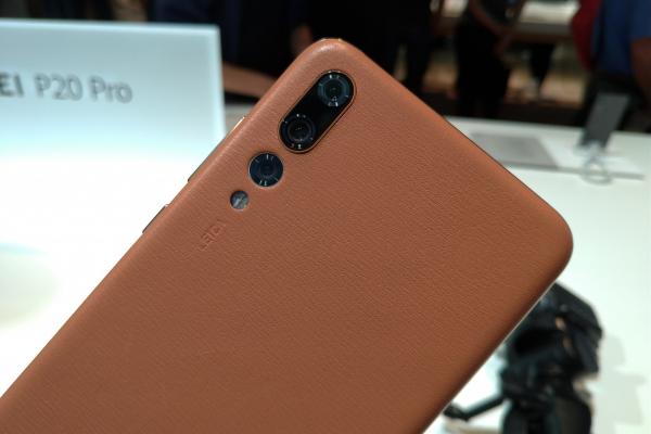IFA 2018: Huawei anunţă noi nuanţe de culoare pentru seria P20 şi o variantă cu spate din piele