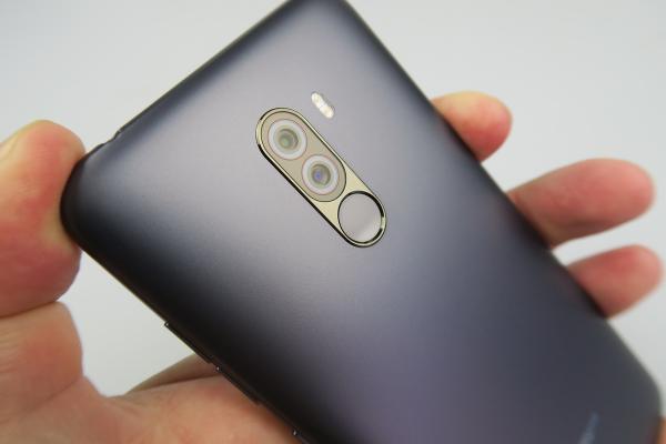 Xiaomi a fost prinsă cu mâţa în sac, folosind fotografii false pentru a promova camera lui Pocophone F1