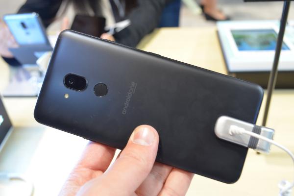 IFA 2018: LG G7 One hands-on - phablet extrem de luminos şi cu software curat pe bază de Android One (Video)