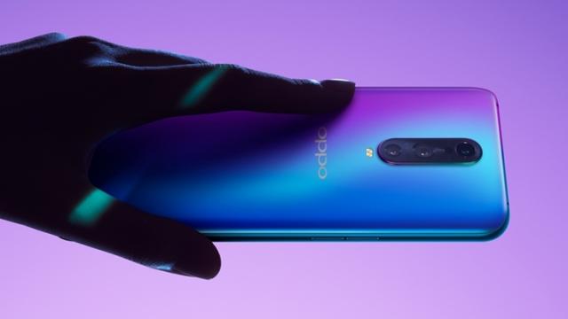 <b>Oppo R17 Pro devine oficial: telefon cu cameră triplă, încărcare ultra rapidă SuperVOOC</b>După numeroase teasere și scăpări iată că smartphone-ul Oppo R17 Pro a devenit oficial astăzi, un super telefon ce debutează cu tehnologie de încărcare ultra rapidă SuperVOOC și cu o cameră triplă în partea din spate. Descoperiți din rândurile de 