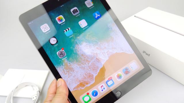 <b>Apple iPad 9.7 (2018): Conectivitate tipică Apple, cu viteze mari la WiFi</b>Dintr-un motiv sau altul Apple simte nevoia să rămână la acelaşi port Lightning de ani buni deja. Între timp rămâne şi la Bluetooth 4.2 doar pe această tabletă, deşi nu strică un Bluetooth 5.0. Avem şi WiFi a/b/g/n pe Apple iPad 9.7 (2017) şi există şi..