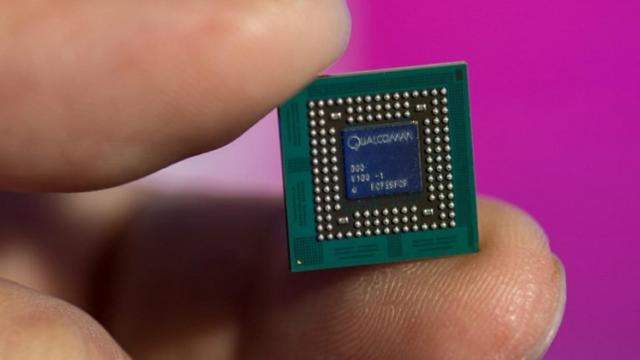 <b>Oppo umblă deja cu tehnologie 5G pe un telefon prototip; Are un modem Qualcomm Snapdragon X50 la bază</b>Astăzi descoperim încă o noutate marca Oppo, aceea că firma chineză deja testează smartphone-uri cu 5G la bord, un asemenea model prototip fiind văzut alături de un modem Qualcomm Snapdragon X50 la bord