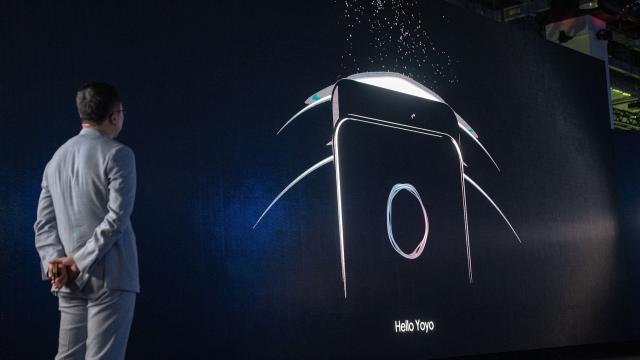 <b>IFA 2018: Huawei oferă un teaser pentru telefonul Honor Magic 2, cu cameră glisantă şi ecran FullView</b>La IFA 2018 nu am văzut doar lansări de produse, ci şi teasere, precum cel pentru telefonul Huawei Honor Magic 2. El va fi la fel de experimental ca şi predecesorul său, doar că va paria pe camere glisante şi un ecran FullView.