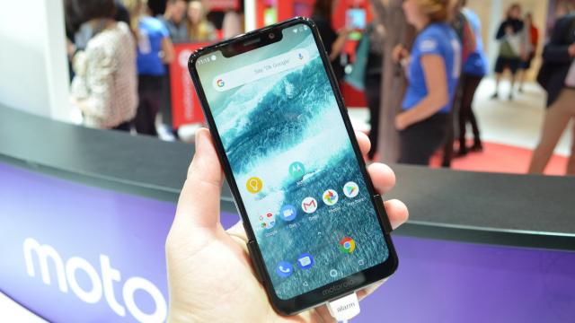 <b>IFA 2018: Motorola One hands-on - telefon lucios cu Android One, cameră duală (Video)</b>Lenovo a adus la IFA 2018 două noi telefoane Motorola, inaugurând gama One cu această ocazie. Motorola One şi Motorola One Power sunt noile handset-uri, care merg pe mâna lui Android One şi a unui design pe bază de breton. În acest material hands on ne..