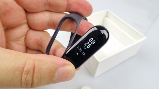 <b>Xiaomi Mi Band 3 Review: o brăţară de fitness comodă dar nu foarte precisă (Video)</b>Printre ultimele purtabile sosite pe masa noastră de teste s-a numărat și Xiaomi Mi Band 3, un dispozitiv care deși este comod de folosit și purtat, nu reușește să fie foarte precis. Descoperiți din recenzia noastră care sunt principalele puncte forte 