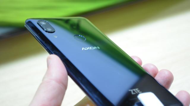 <b>IFA 2018: ZTE Axon 9 Pro hands-on - ZTE revine, cu un telefon puternic, cu cameră duală şi decupaj în ecran</b>ZTE era nerăbdătoare să revină pe piaţa smartphone cu un flagship nou, iar acest lucru s-a petrecut la IFA 2018. Acolo ZTE a adus modelul cel nou ZTE Axon 9 Pro, care a trecut şi prin mâna noastră într-un hands on pe care îl vedeţi mai jos.