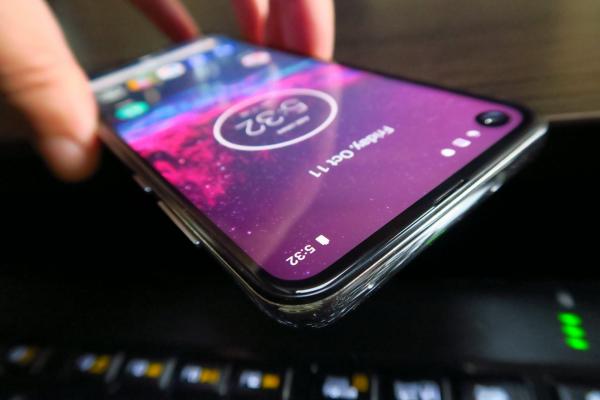 Motorola One Action: Design familiar, alungit, bun de consum video şi jocuri