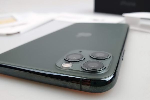 Apple iPhone 11 Pro Max Unboxing: cel mai mare şi mai nou iPhone e scos din cutie, pe nuanţa specială verde (Video)