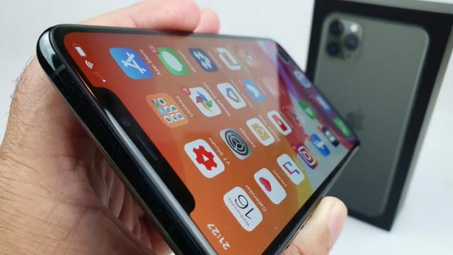 <b>Numărul de panouri OLED comandate de Apple în septembrie a fost cu 40% mai mare decât cel inițial plănuit, ca urmare a cererii crescute pentru iPhone 11 Pro</b>În vreme ce analiștii de pe piață se contrazic în declarații cu privire la vânzările de terminale iPhone, unii sugerând că cererea este mică iar alții că aceasta este peste așteptările inițiale ale gigantului din Cupertino, iată că astăzi 