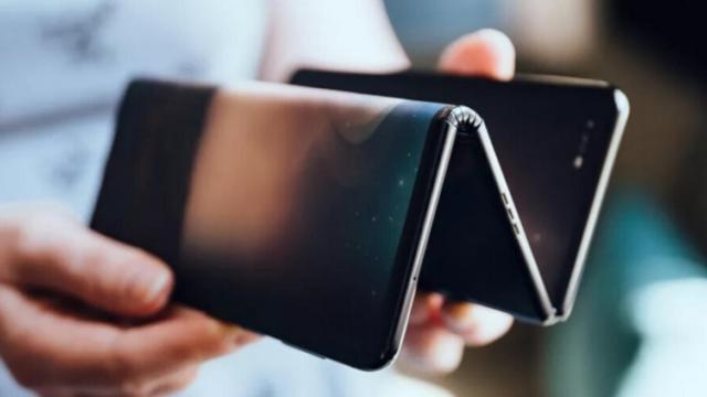 <b>Telefonul pliabil TCL ni se prezintă în fotografii reale; Ajunge la o diagonală de 10 inch complet deschis</b>Printre companiile de pe piață care lucrează la dezvoltarea de telefoane pliabile îi avem și pe chinezii de la TCL, firmă care în primăvară la MWC 2019 ne prezenta 3 formaturi de pliabile. Era vorba despre 2 device-uri ce se pliau