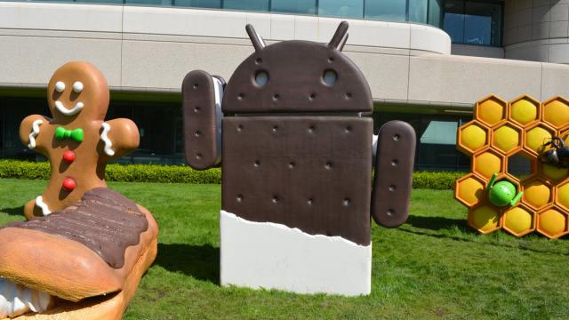 <b>Istoria lui Android cu Radu Episodul #5: Ramificare Honeycomb + Ice Cream Sandwich cu butoane virtuale de navigare, recunoaştere facială</b>Am ajuns la episodul 5 în incursiunea noastră în istoria lui Android şi suntem acum la o reuniune a celei mai slabe variante de Android, combinată cu cea mai revoluţionară. Pe de o parte avem ramificaţia Honeycomb pentru tablete