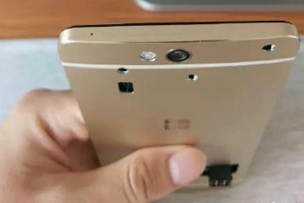 Smartphone-ul anulat Lumia 960 apare în noi fotografii; vedem carcasa metalică și prezența unui port USB Type-C