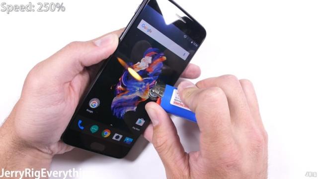 <b>OnePlus 5 primeşte testele clasice de rezistenţă la îndoire, flacără şi zgârieturi, marca JerryRigEverything; Se descurcă bine! (Video)</b>Nici bine nu a fost anunțat oficial smartphone-ul OnePlus 5 că am și văzut primele recenzii, unboxing-uri, teste foto și acum chiar teste de rezistență a la JerryRig Everything. Vedem telefonul trecut prin testele clasice de tortură, de la cel de 