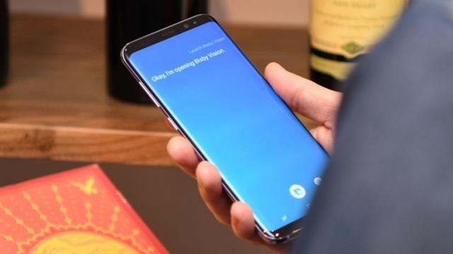 <b>Bixby primeşte în sfârşit suport pentru interacţiune vocală pe Galaxy S8; Iată un preview, în faza beta, cu multe erori (Video)</b>De astăzi pe piața din SUA se oferă și acces la Bixby în versiunea cu suport vocal, dar doar în versiunea Beta. Cum era de așteptat, răspunsurile date de către asistentul vocal în acest stadiu sunt complet eronate după cum puteți vedea și în clipul 