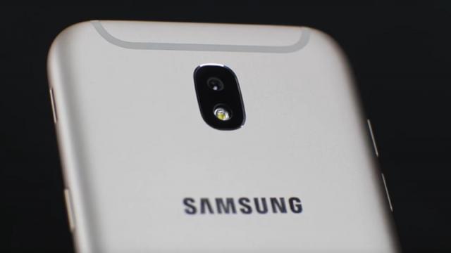 <b>Preț și disponibilitate Samsung Galaxy J7 (2017) în România!</b>De astăzi îl regăsim listat pe plan local și pe Samsung Galaxy J7 (2017), phablet cu display de 5.5 inch Full HD, procesor octa-core Exynos și 3 GB memorie RAM. Telefonul sosește într-o carcasă unibody din metal și avem parte aici de o cameră selfie 