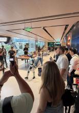 Cafenea şi roboţi care dansează! Ce are special magazinul HONOR Alpha Store din Shenzhen (Video)