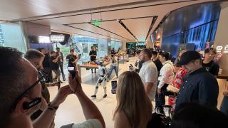 Cafenea şi roboţi care dansează! Ce are special magazinul HONOR Alpha Store din Shenzhen (Video)