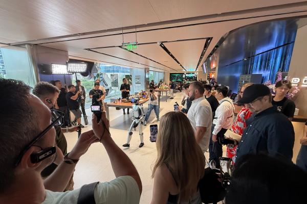 Cafenea şi roboţi care dansează! Ce are special magazinul HONOR Alpha Store din Shenzhen (Video)