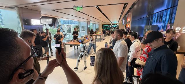 Cafenea şi roboţi care dansează! Ce are special magazinul HONOR Alpha Store din Shenzhen (Video)