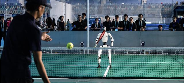 Galbot, dezvoltator de roboți umanoizi, și-a pus roboții să joace tenis autonom cu oamenii – percepția, urmărirea țintei și decizia în timp real pot avea utilizări dincolo de sport