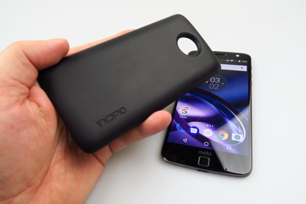 Prezentare Moto Mods: Incipio Offgrid Power Pack e cel mai discret modul pentru Moto Z, oferă şi câteva ore în plus de uz (Video)