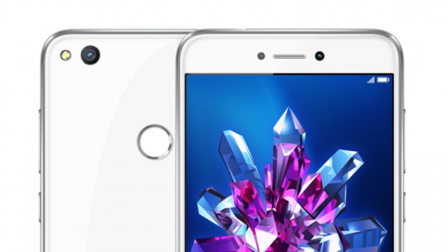 <b>Huawei Honor 8 Lite disponibil deja la precomandă; costă 269 euro în Finlanda</b>Ieri vedeam primele imagini cu Huawei Honor 8 lite, iar astăzi aflăm faptul că terminalul este deja disponibil la precomandă în Finlanda pentru suma de 269 euro. Acest handset pare a fi o versiune puțin mai diferită a lui Huawei P8 Lite (2017) și avem
