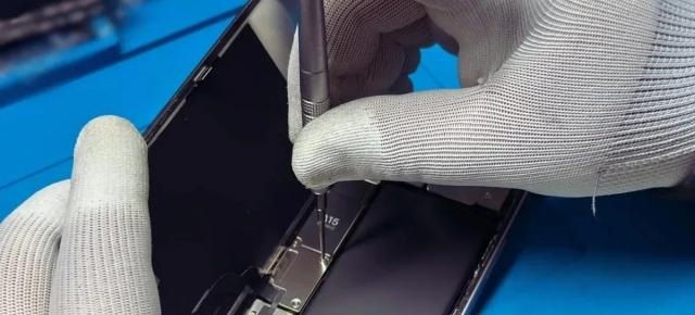 Reguli noi pentru smartphone-uri în Europa; Adio baterii greu de schimbat din 2027