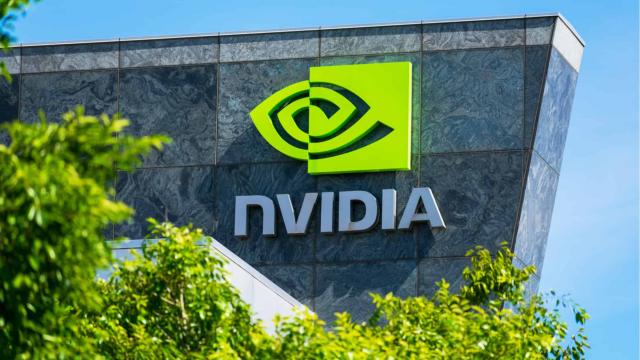 <b>Piața PC ar putea suferi o transformare cum nu s-a mai văzut de la inventarea computerului! NVIDIA pregătește o achiziție fabuloasă</b>După mini-vacanța de Paște dăm nas în nas cu știri fabuloase, una dinrte acestea fiind aceea că NVIDIA plănuiește o mutare uriașă, care ar putea schimba întreaga piață PC. Potrivit informațiilor de la SemiAccurate, creatorul DLSS 