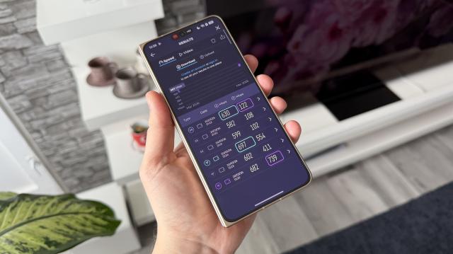 <b>OPPO Find N6: 5G, Bluetooth 6.0, AI pentru input lag redus și conectare simultană la două rețele WiFi pentru extra viteză</b>OPPO ne răsfață pe pliabilul Find N6 cu WiFi 7, Bluetooth 6.0 cu A2DP, LE, aptX HD, LHDC 5, iar pe partea de localizare bifăm GPS, GLONASS, GALILEO, QZSS și NavIC. Avem chiar și infaroșu util pentru când telecomanda 