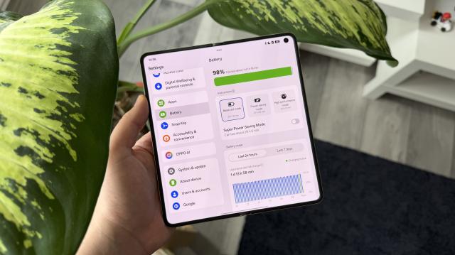 <b>OPPO Find N6: Bateria cu cea mai bună autonomie de pe un pliabil testat până acum</b>OPPO Find N6 vine echipat cu o baterie de 6000 mAh, upgrade de la 5600 mAh cât avea predecesorul. Este o unitate Si/C cu alimentare rapidă și OPPO promite 26 de ore de playback video, 25.8 ore de browsing social media