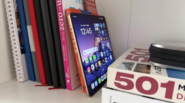 <b>OPPO Find N6: Display-uri ceva mai imersive, luminoase, unde e CUTA? </b>Ecranul exterior de pe OPPO Find N6 este un OLED LTPO de 6.62 inch, cu rată de refresh adaptivă 1–120 Hz, ceea ce îl face perfect utilizabil ca daily driver, fără senzația că folosești un display secundar. Are rezoluție 2616 x 1140 